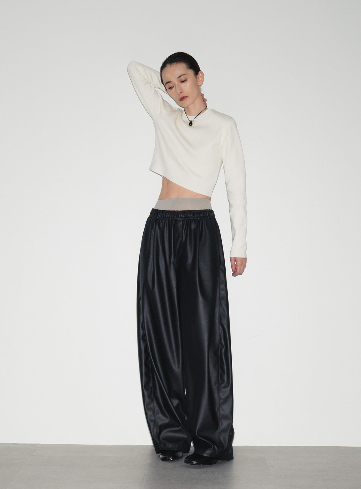 【予約商品】シンセティックレザーイージーバレルパンツ