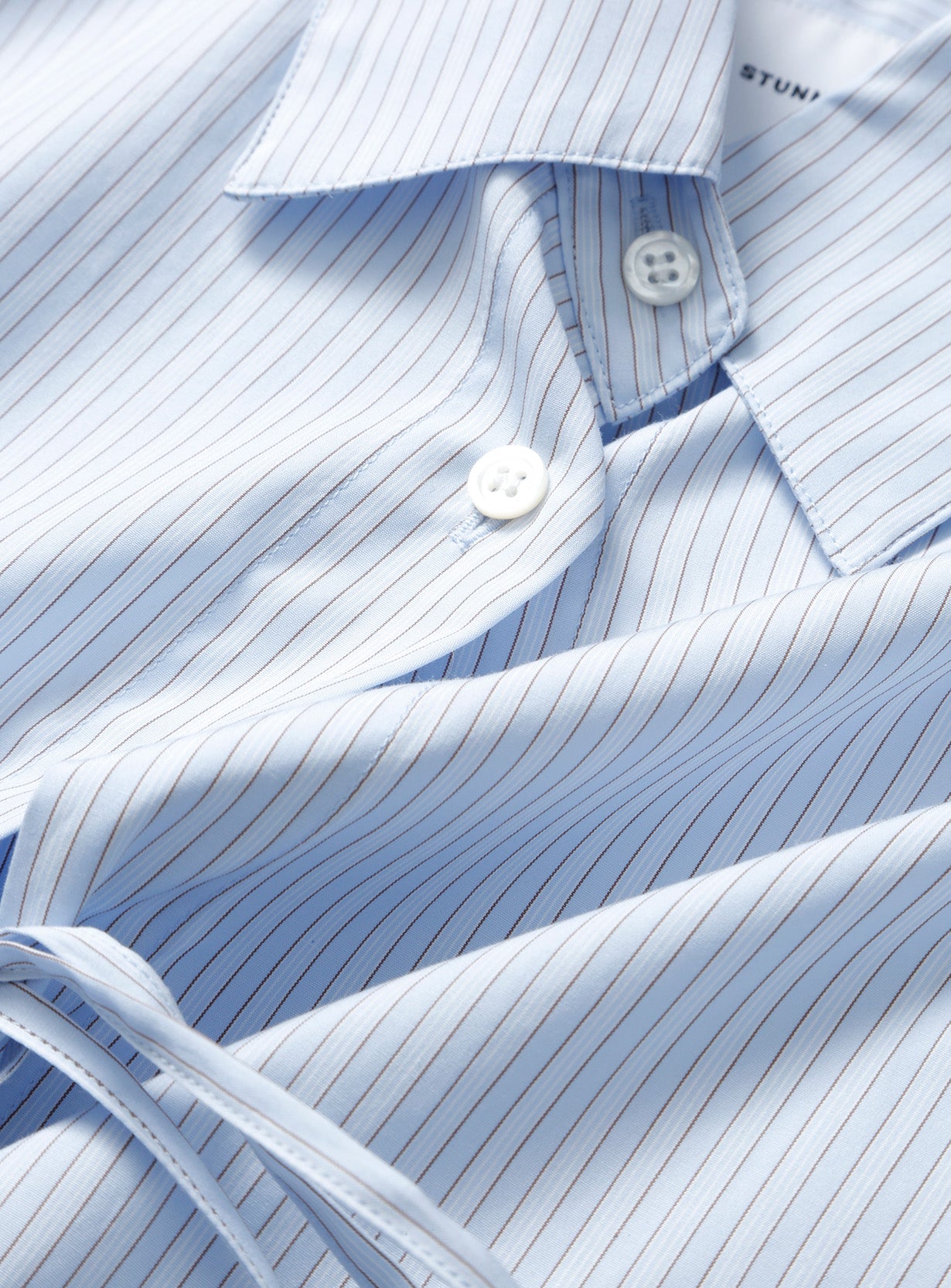 フロントタックシャツ