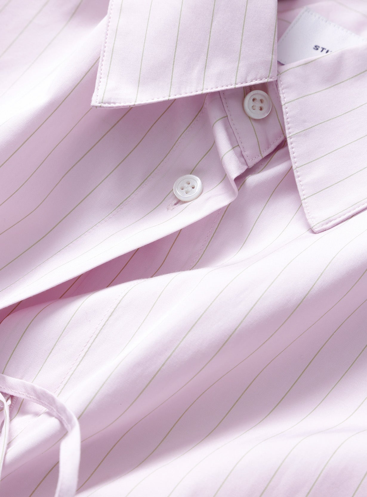 フロントタックシャツ