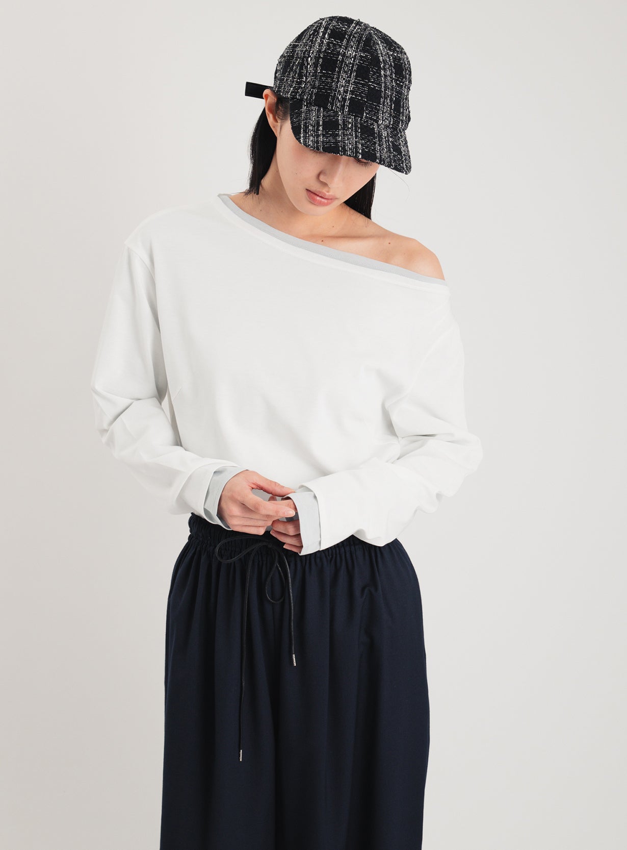 オフショルダープルオーバー