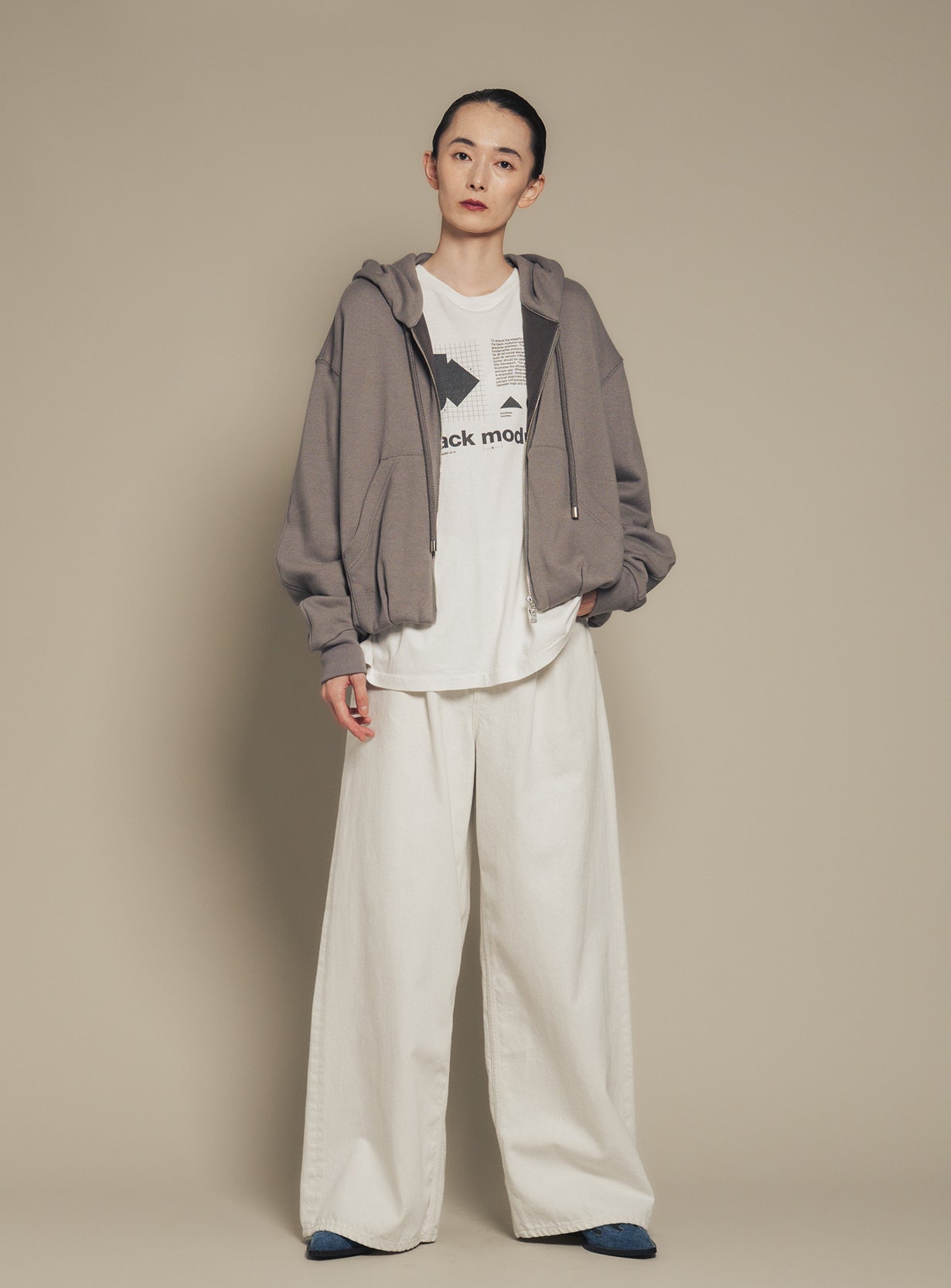 【予約商品】バルーンヘムジップフーディ