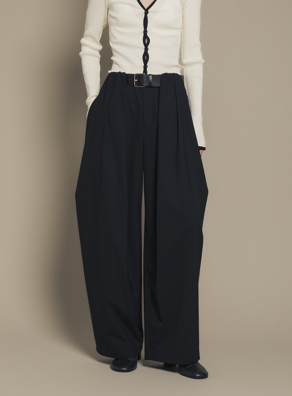 【予約商品】ベルトオーバーレイタックパンツ