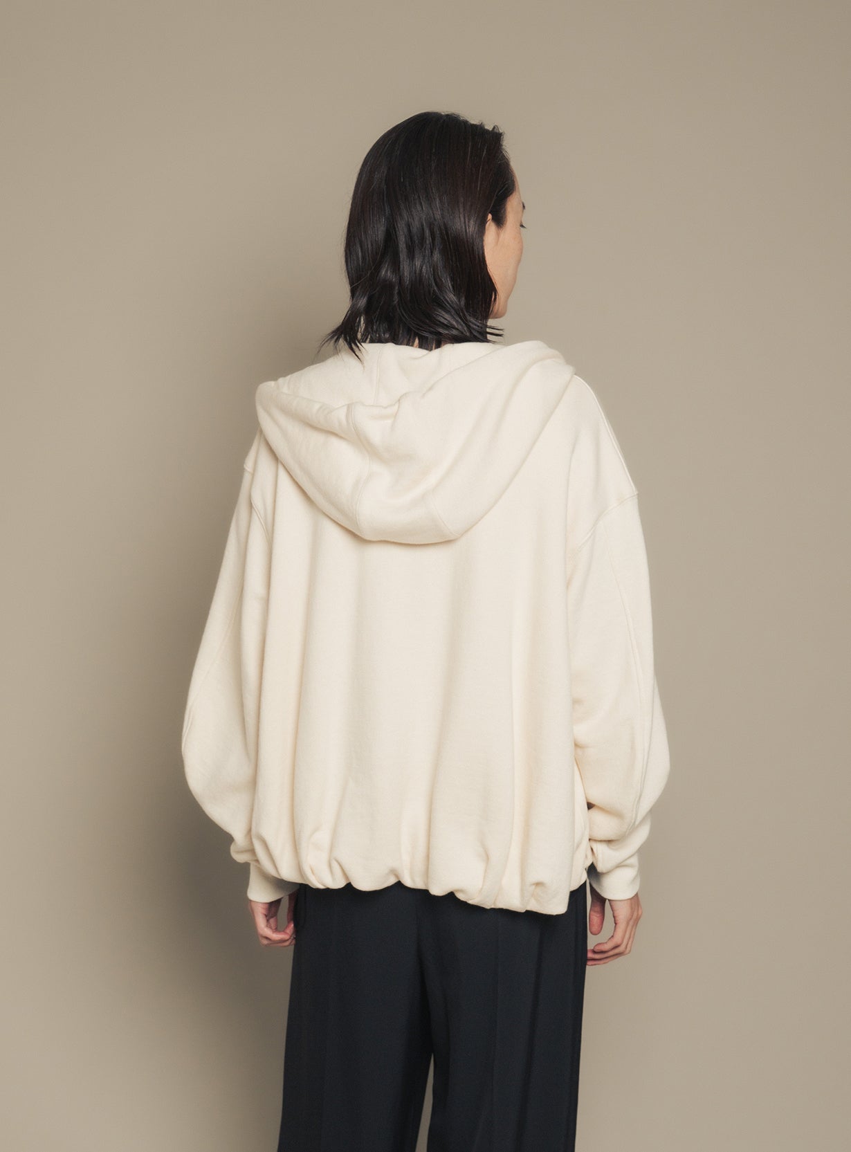【予約商品】バルーンヘムジップフーディ