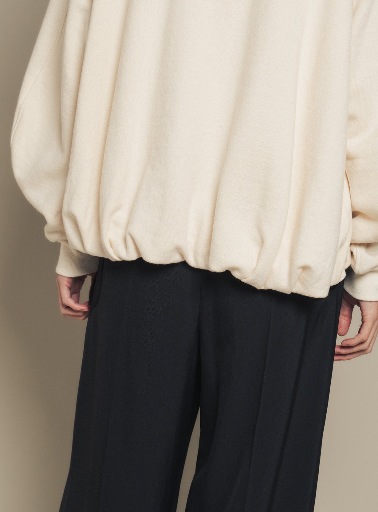 【予約商品】バルーンヘムジップフーディ