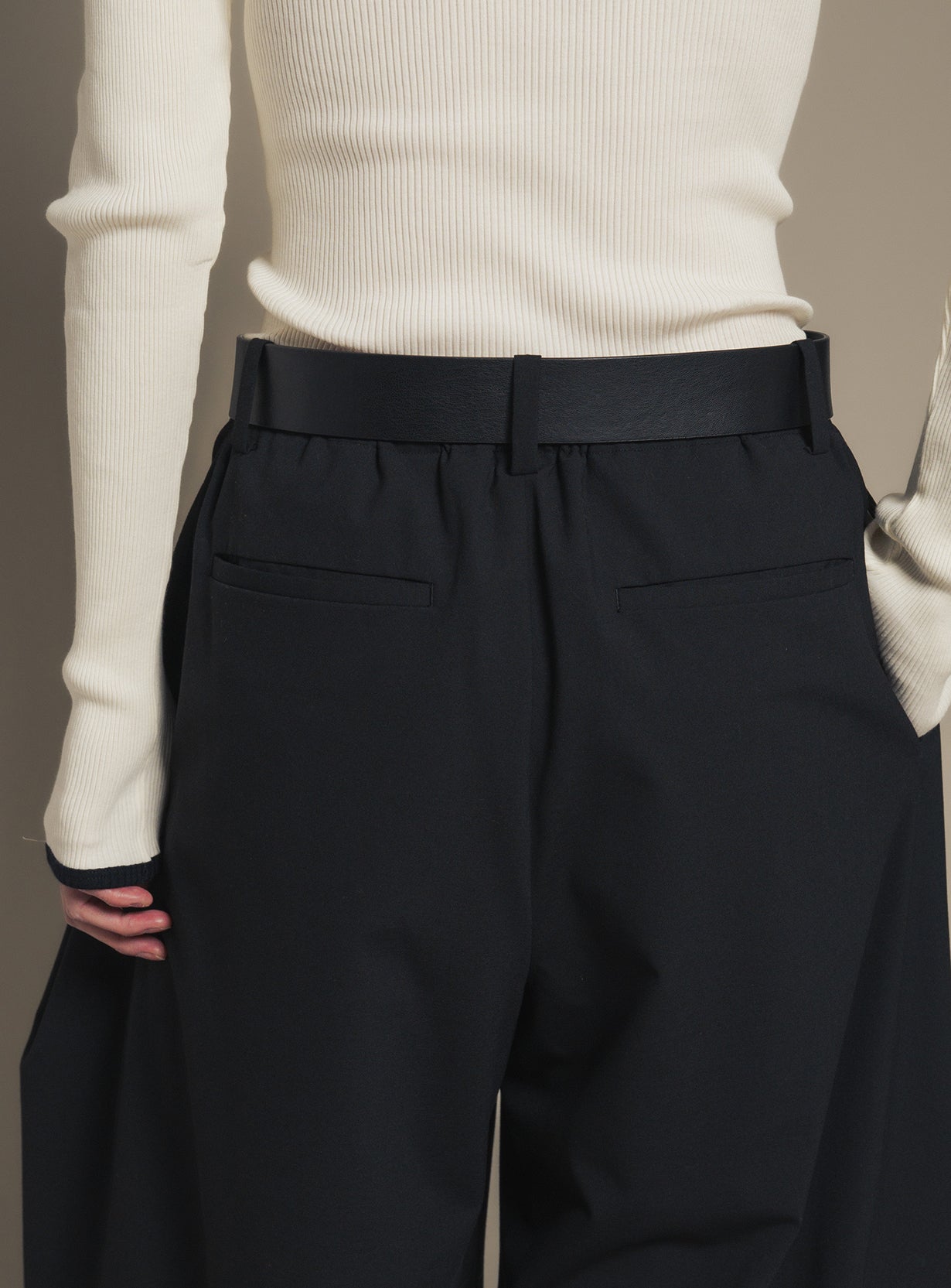【予約商品】ベルトオーバーレイタックパンツ