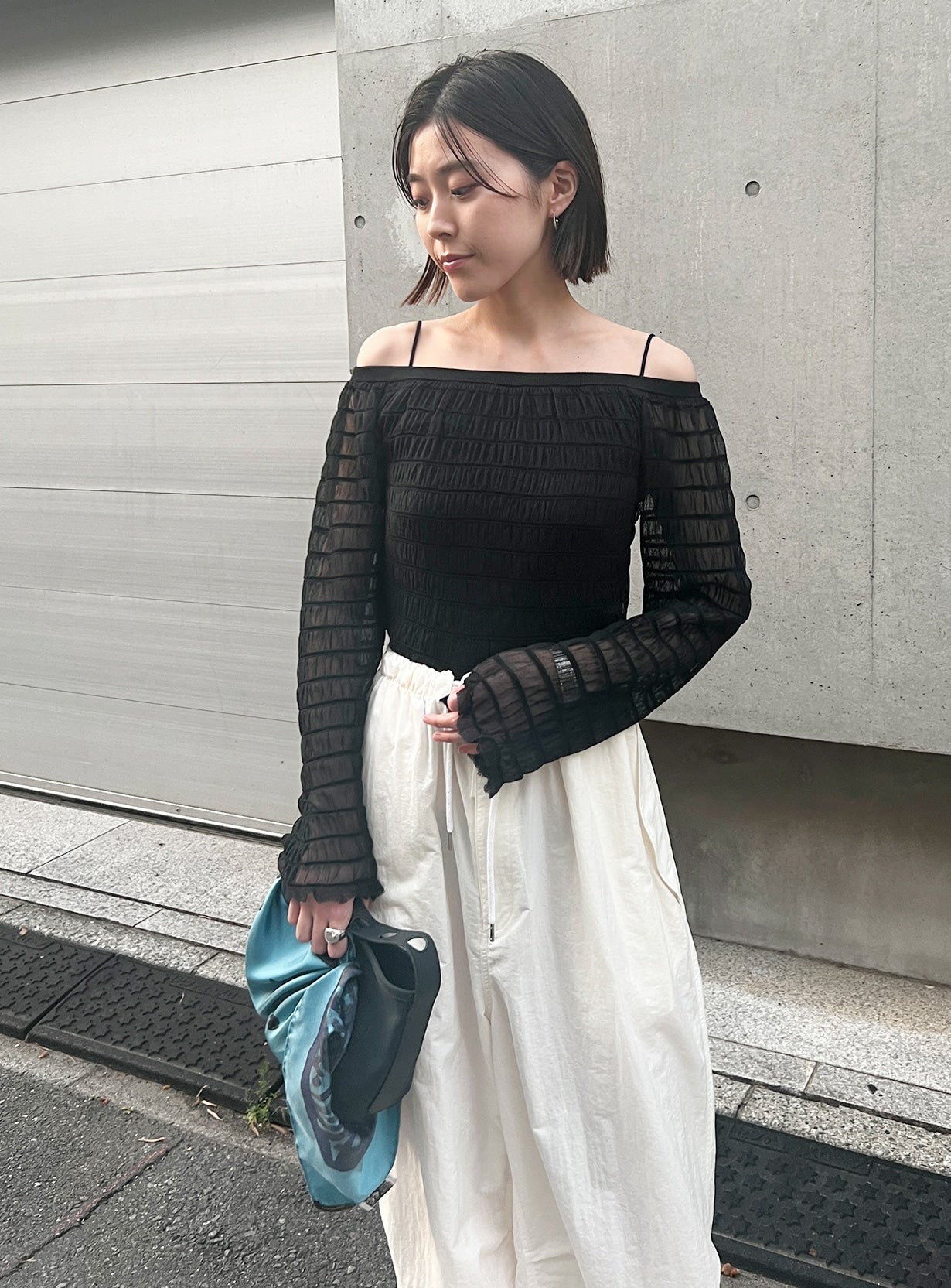 オフショルダートップス