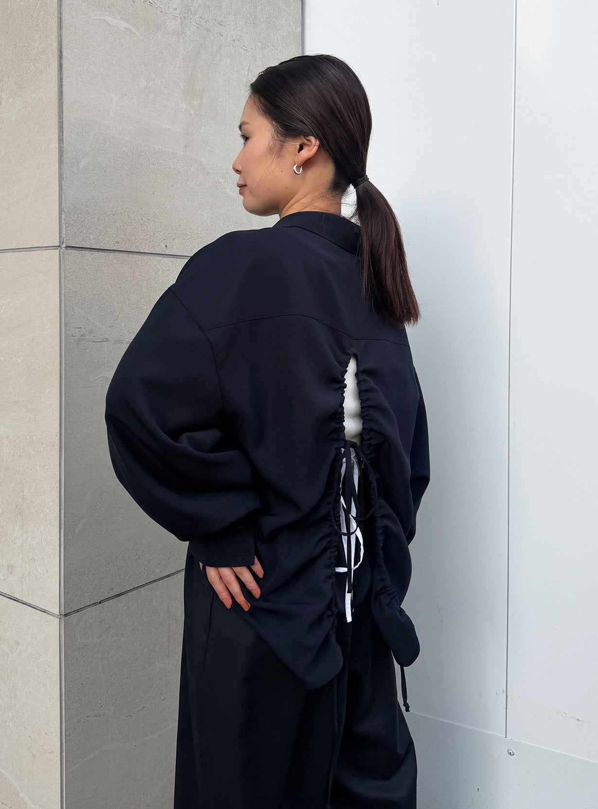 バックドロストシャツ