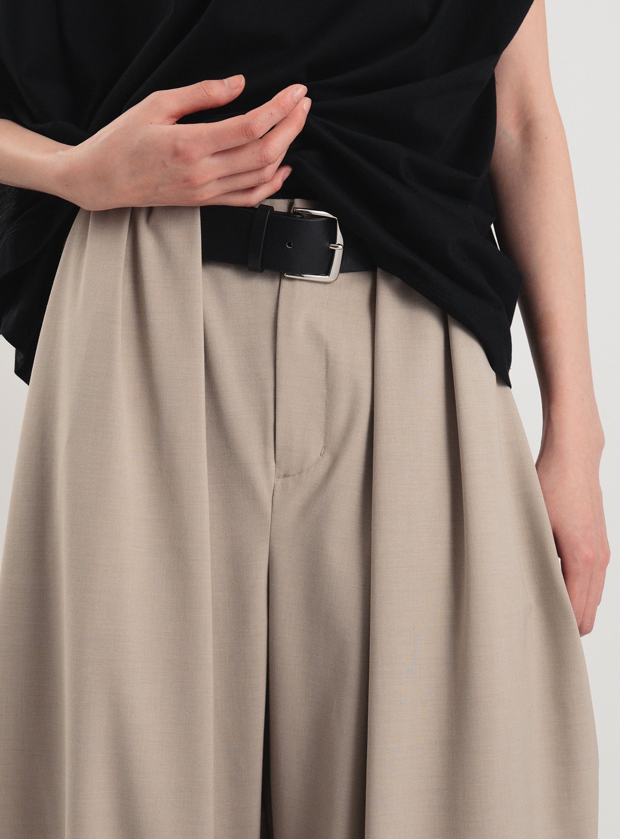 【予約商品】ベルトオーバーレイタックパンツ