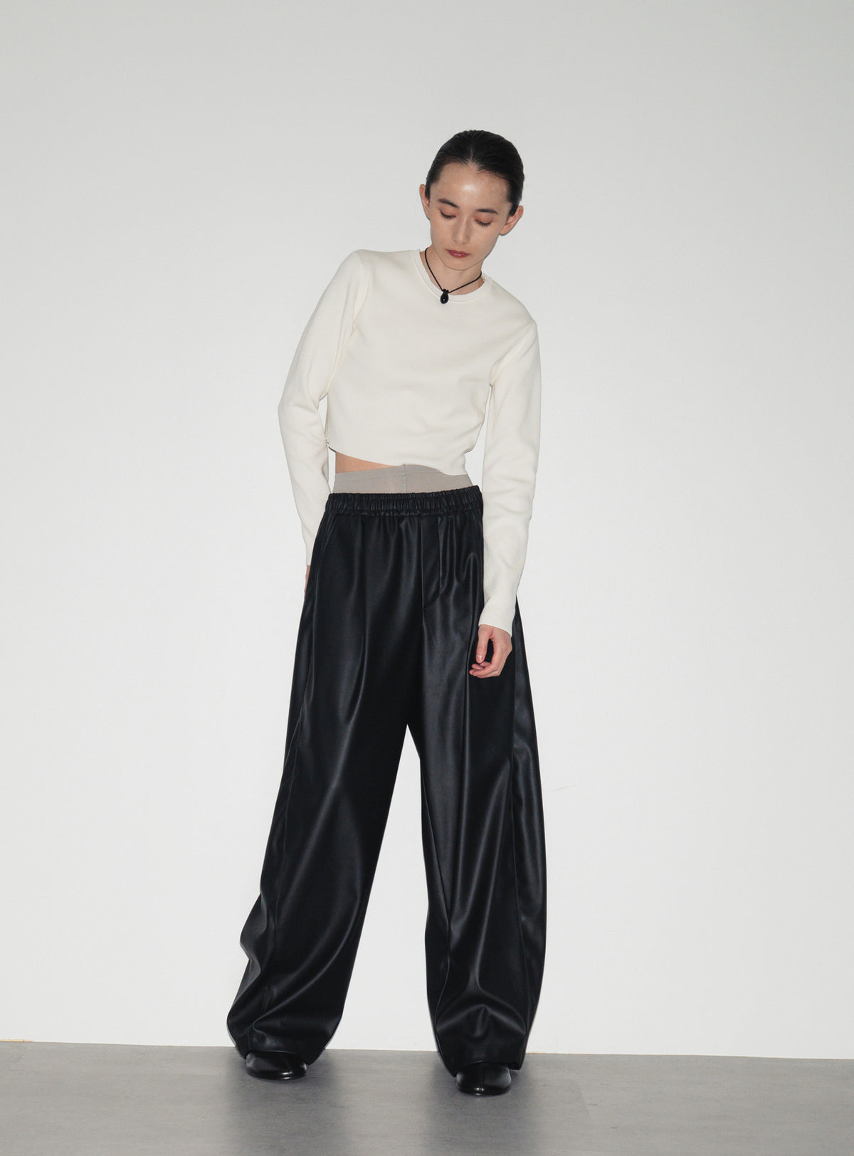 【予約商品】シンセティックレザーイージーバレルパンツ