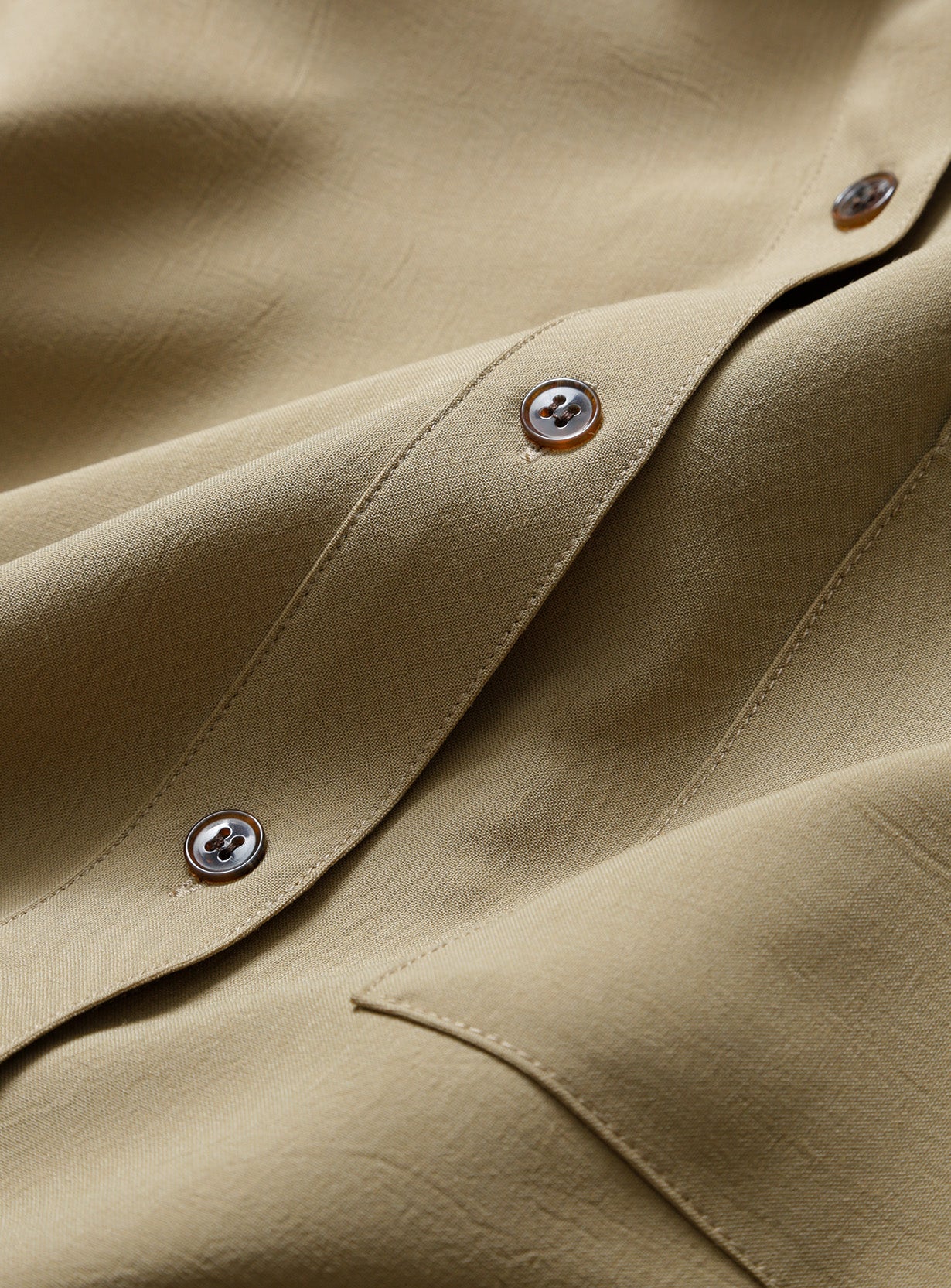 バックドロストシャツ