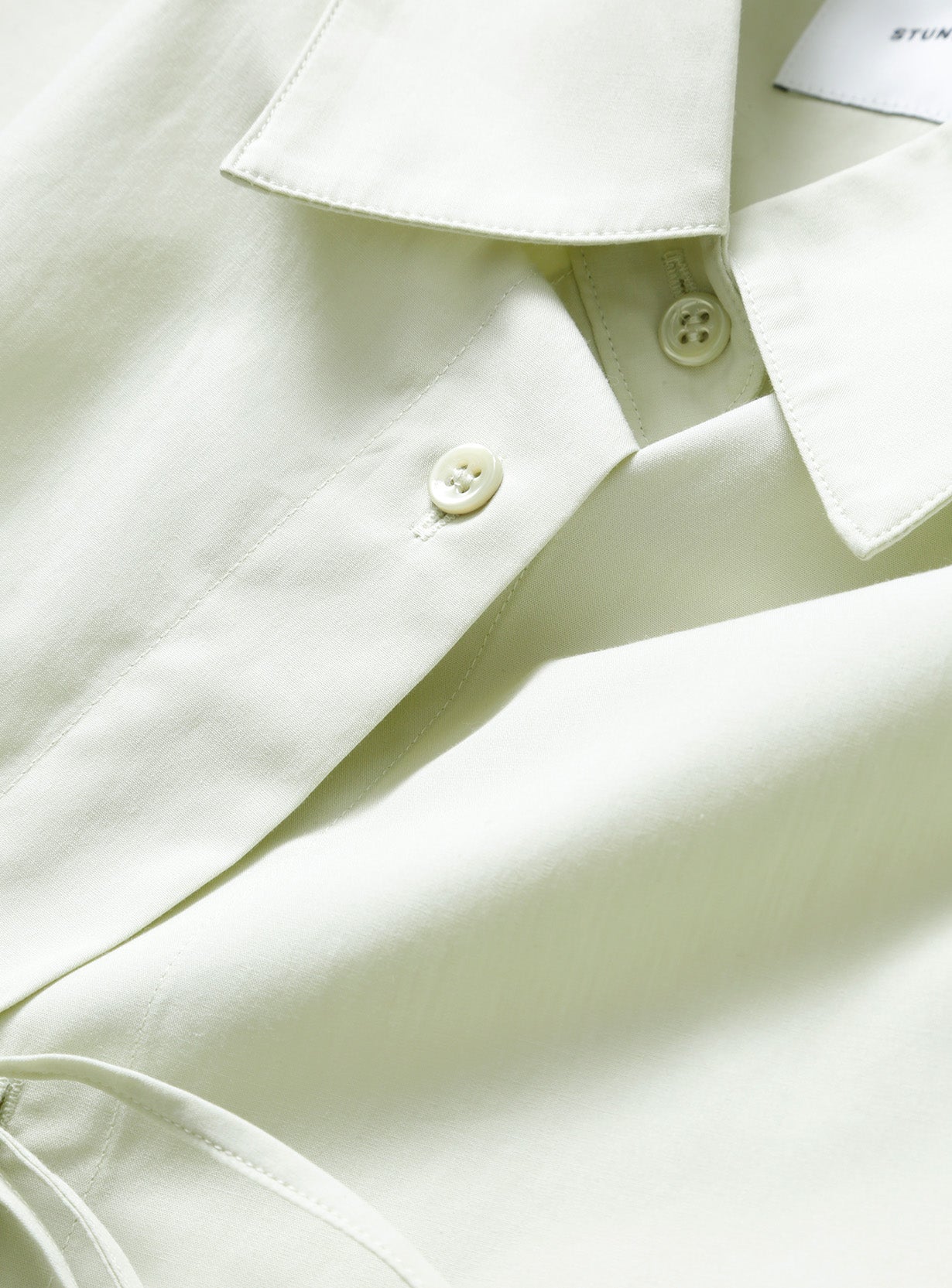 フロントタックシャツ