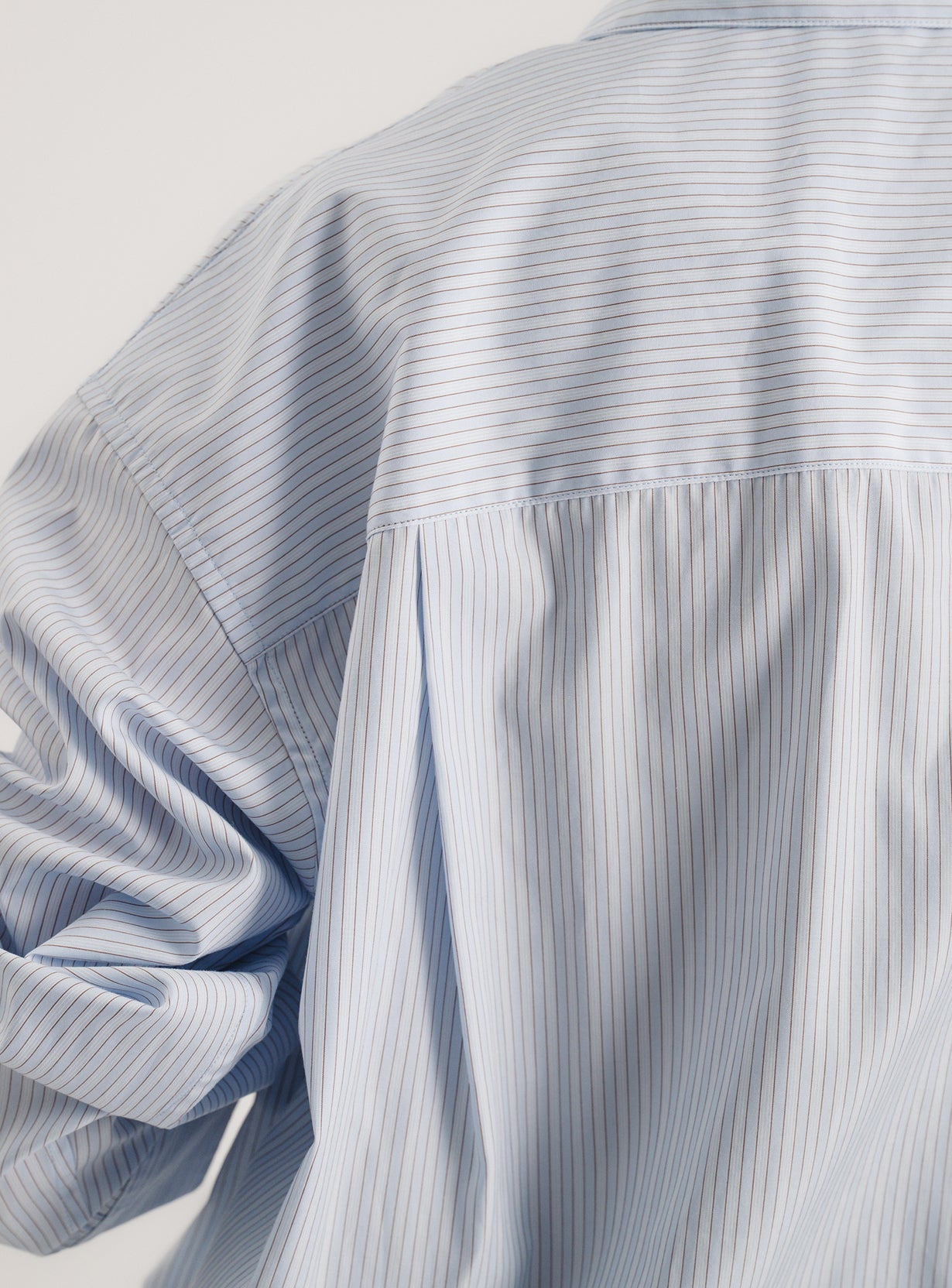 フロントタックシャツ