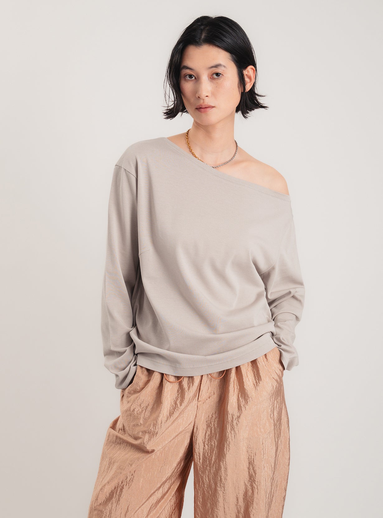 オフショルダープルオーバー