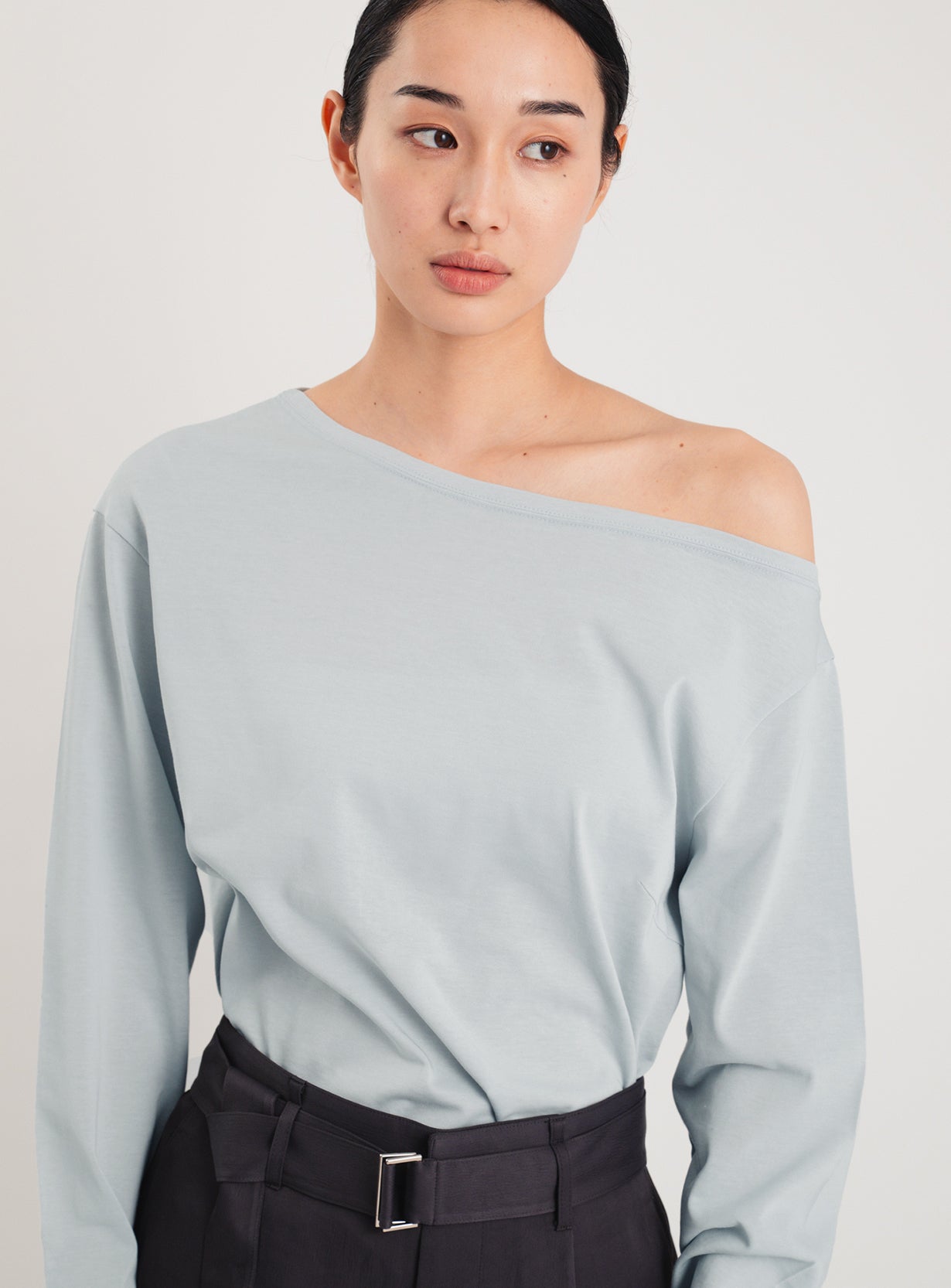 オフショルダープルオーバー