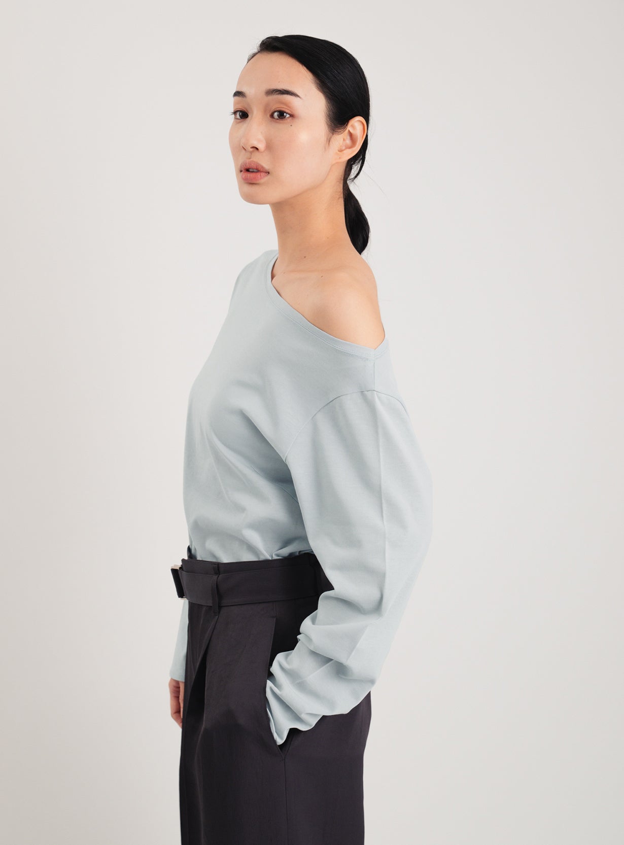 オフショルダープルオーバー