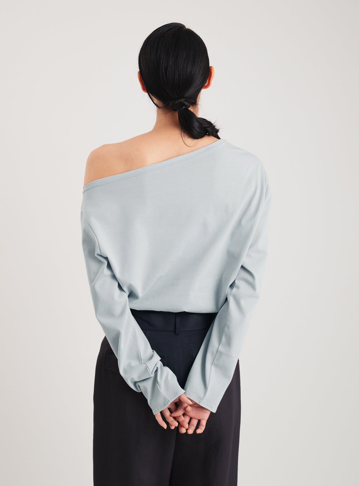 オフショルダープルオーバー