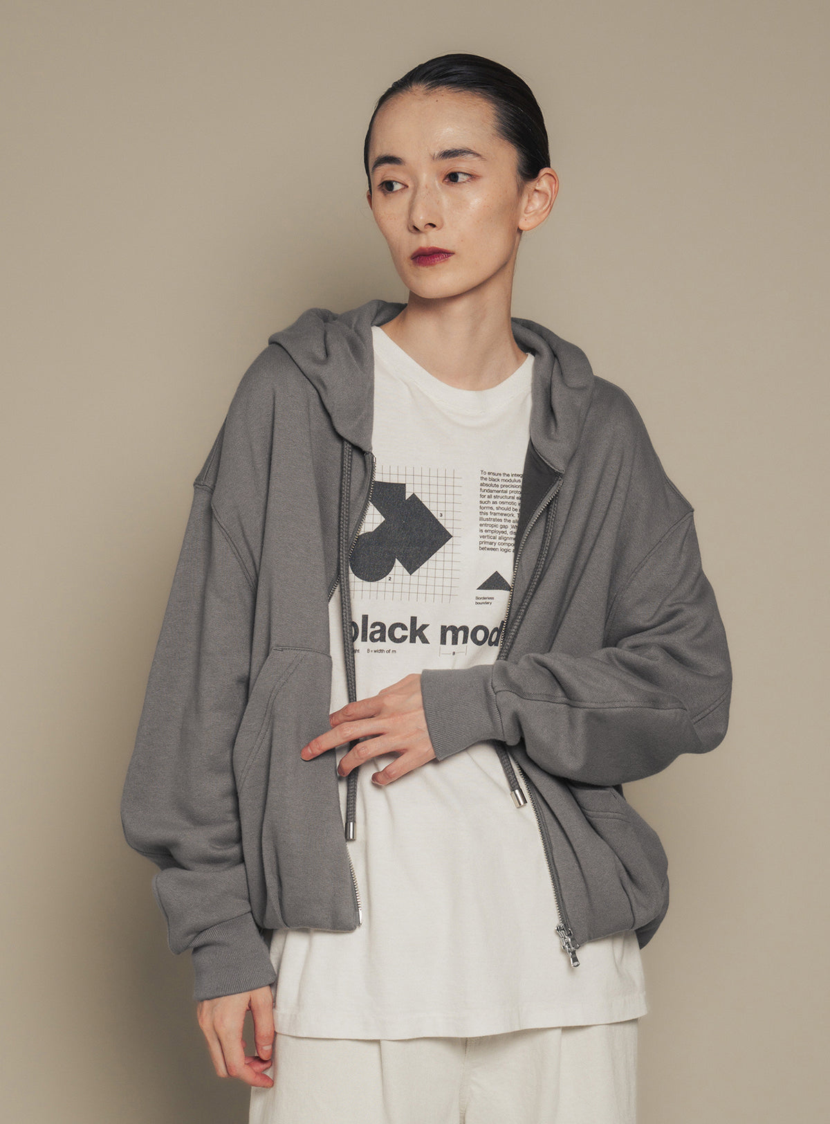 17/-ROUND SHAPE DYED L/S TEE "Black Modulus"