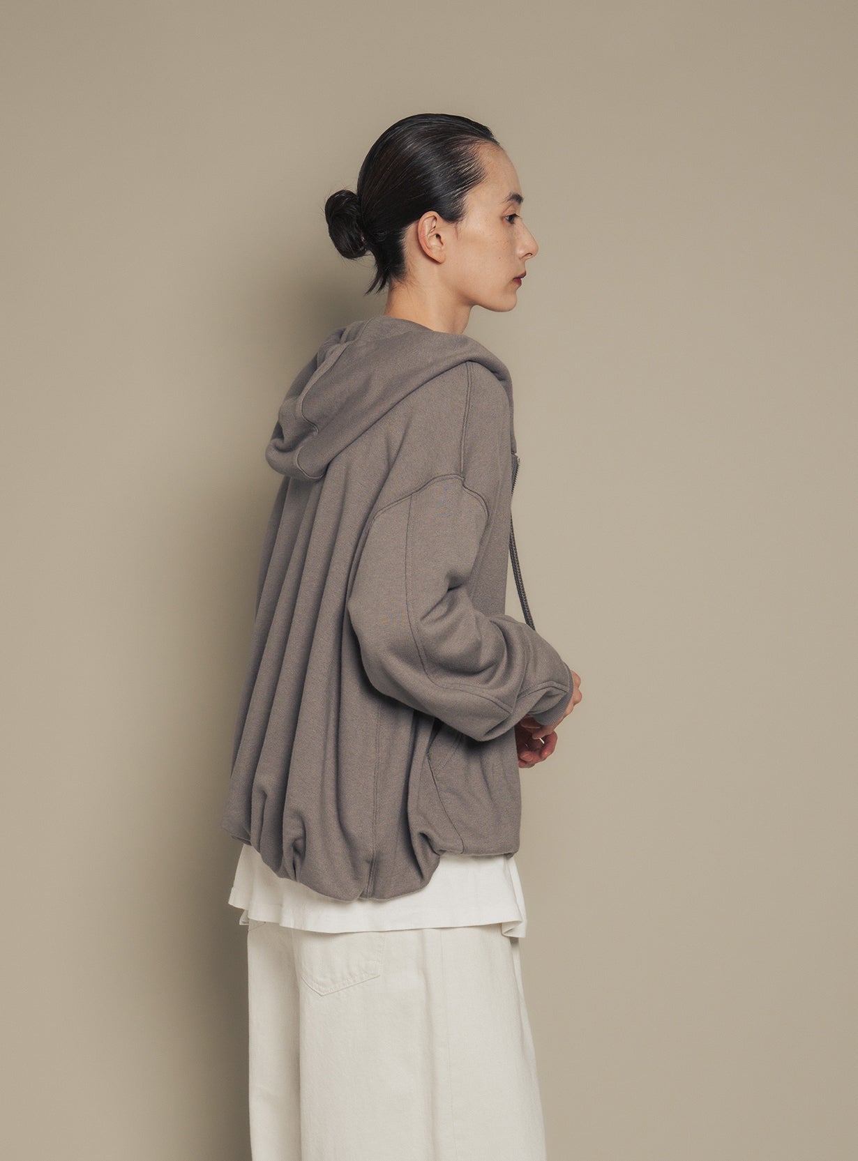 【予約商品】バルーンヘムジップフーディ