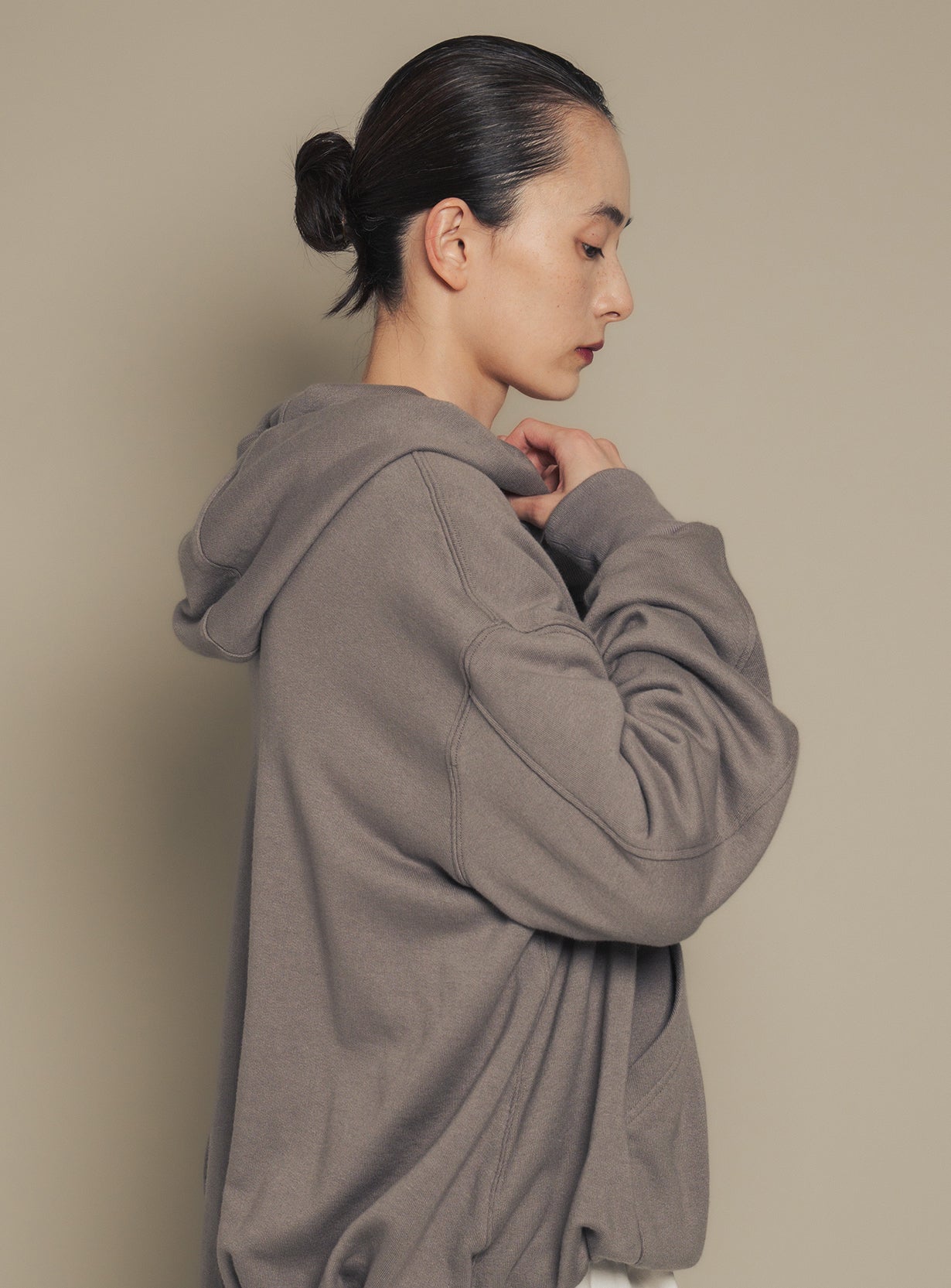 【予約商品】バルーンヘムジップフーディ