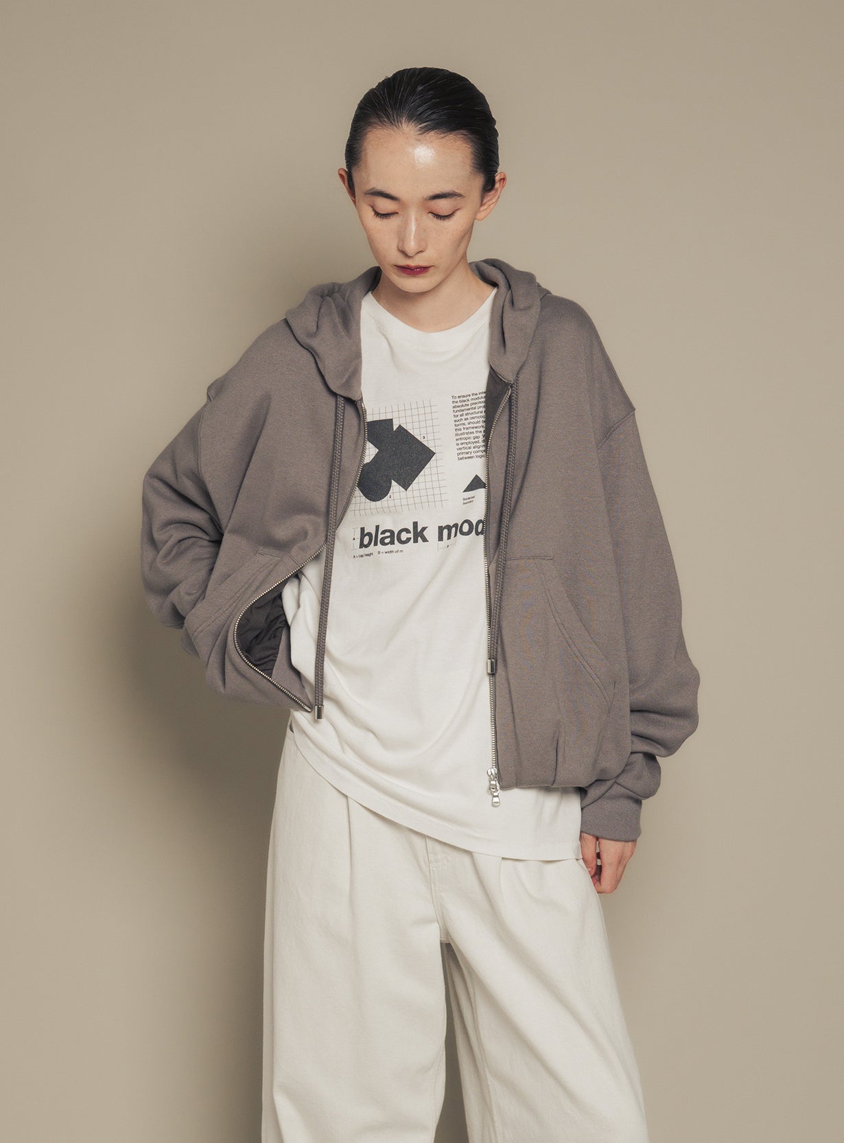 【予約商品】バルーンヘムジップフーディ