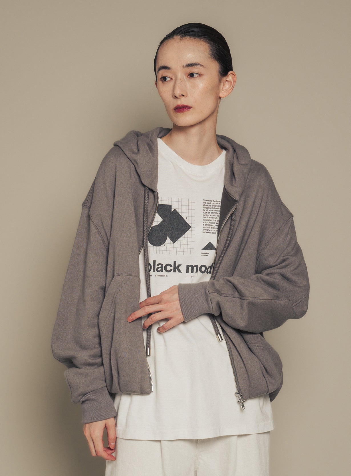 【予約商品】バルーンヘムジップフーディ