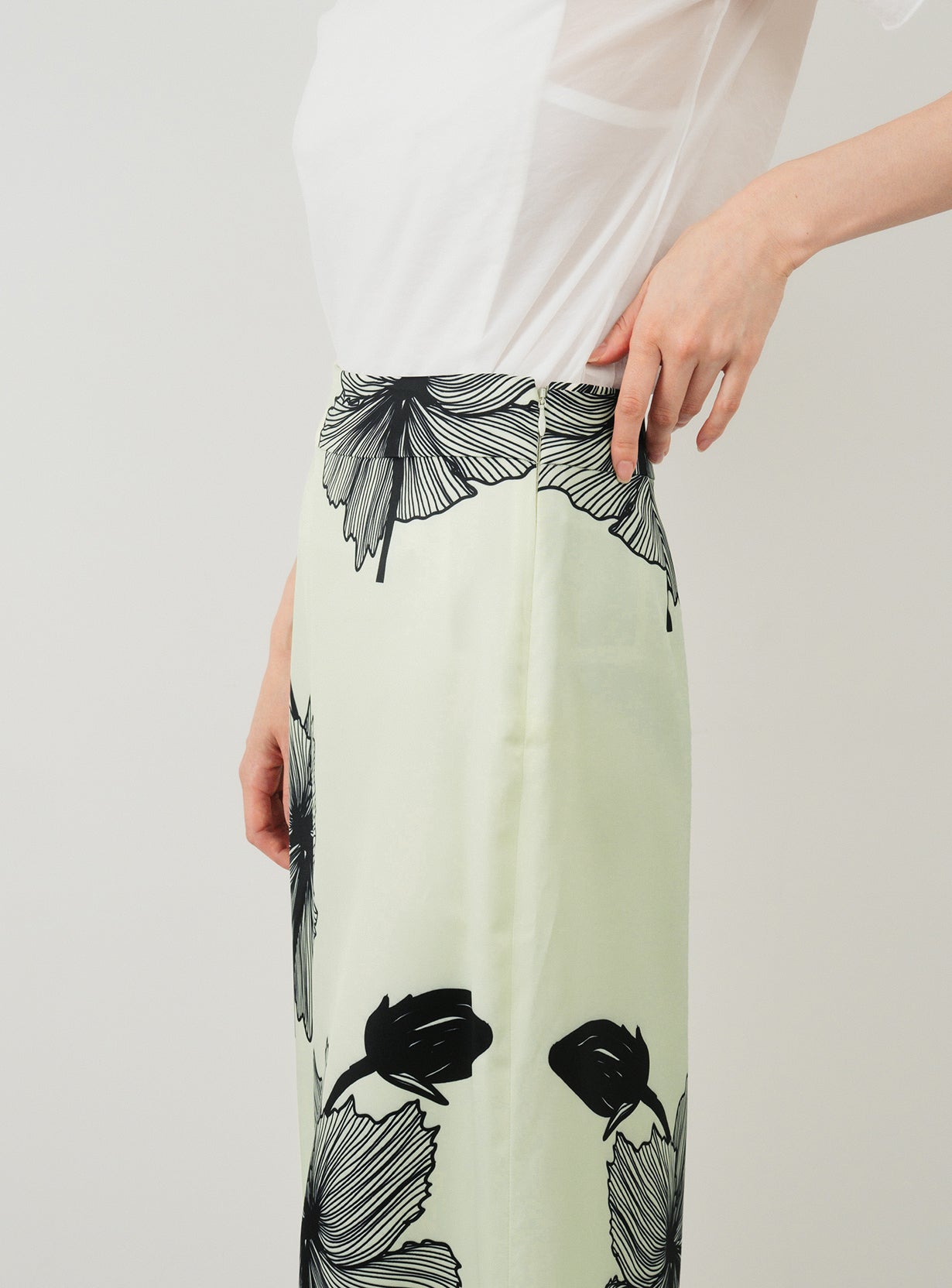 LONE SKIRT