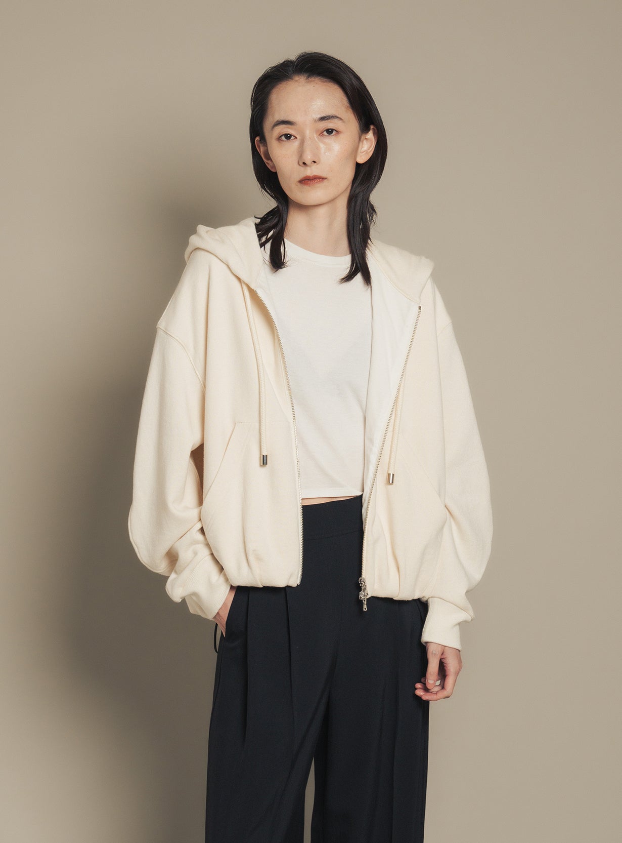 【予約商品】バルーンヘムジップフーディ