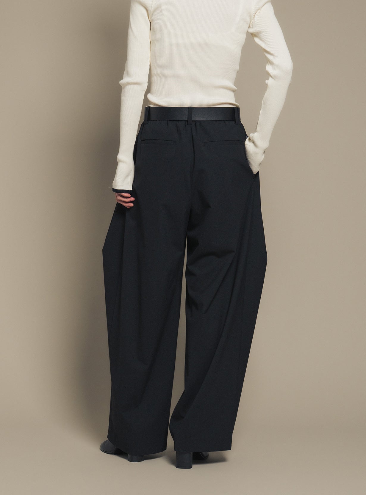 【予約商品】ベルトオーバーレイタックパンツ