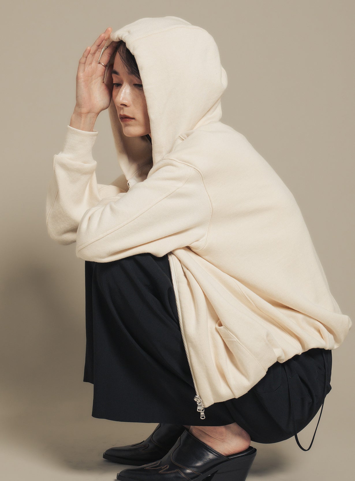 【予約商品】バルーンヘムジップフーディ