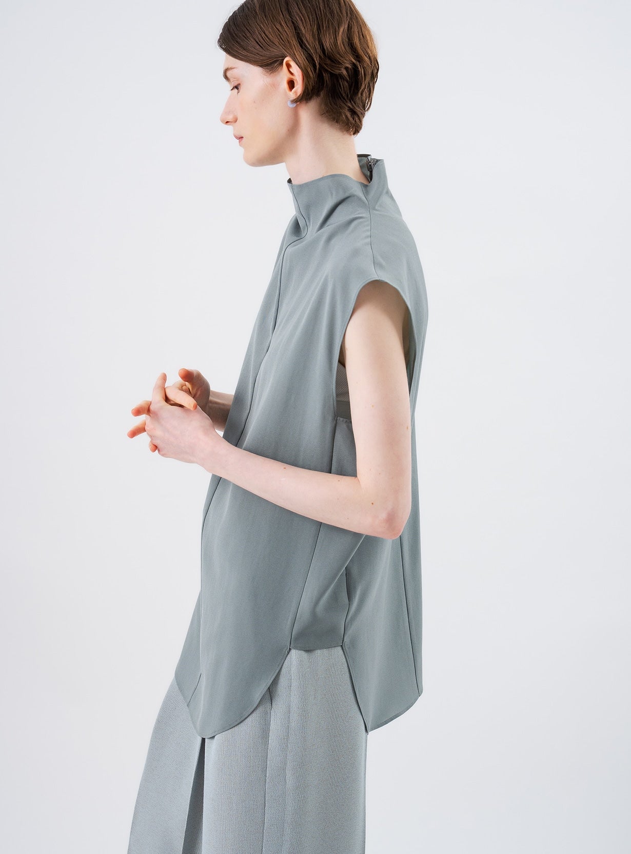 セミスタンドノースリシャツ