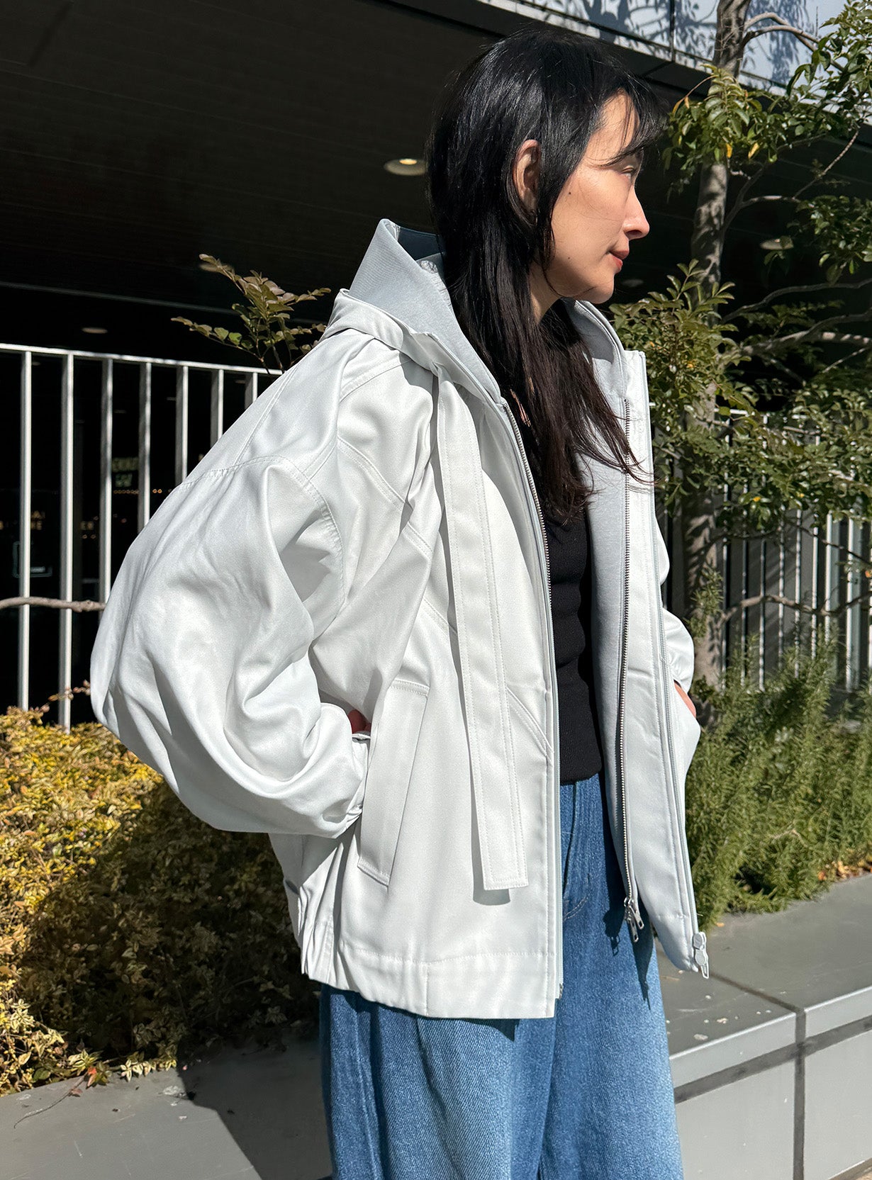 新品アメリヴィンテージ　ボリュームギャザージップアップフーディー/ブラック Ameri（アメリ）の「VOLUME GATHERED ZIP UP HOODIE（パーカー）」 - WEAR