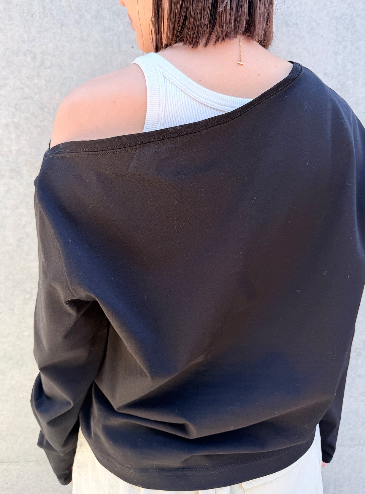 オフショルダープルオーバー