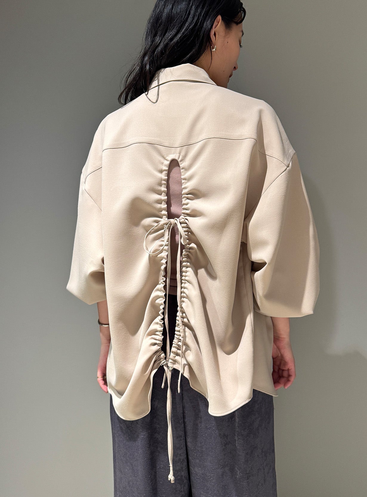 バックドロストシャツ