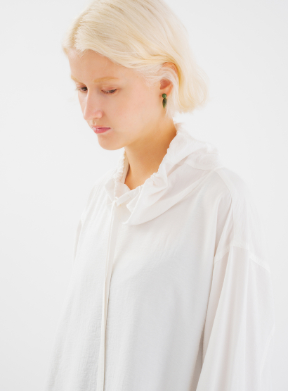 ギャザースタンドカラーブラウス