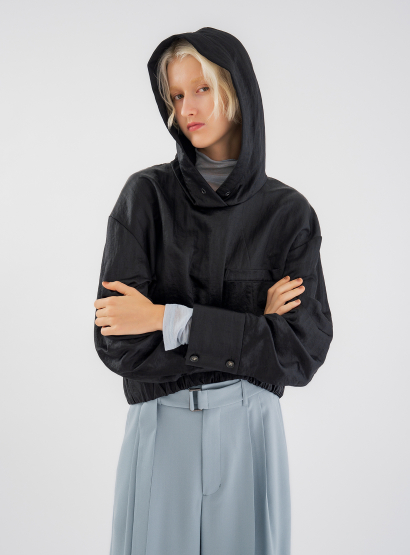 サテンクロップドフーディ