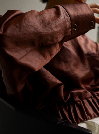 サテンクロップドフーディ